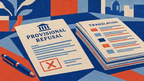Уведомление о предварительном отказе рядом со стопкой страниц его перевода.