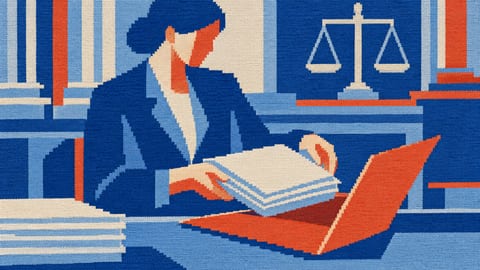 Сотрудник суда укладывает комплект судебных документов в открытую папку.